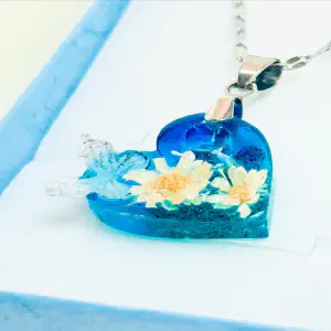 Colgante Corazón — Acero y Mini Flores Naturales