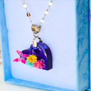 Colgante Corazón — Acero y Mini Flores Naturales