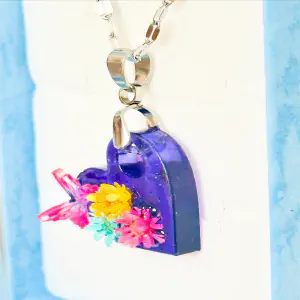 Colgante Corazón — Acero y Mini Flores Naturales