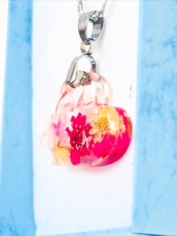 Colgante Corazón — Acero y Mini Flores Naturales