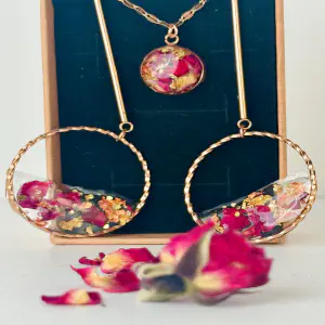 Conjunto Rosa de Pitimini y Pan de Oro — Acero Dorado Rosa (Pendientes + Colgante)