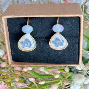 Pendientes Acero Dorado, Calcedonia y Flor «No Me Olvides»