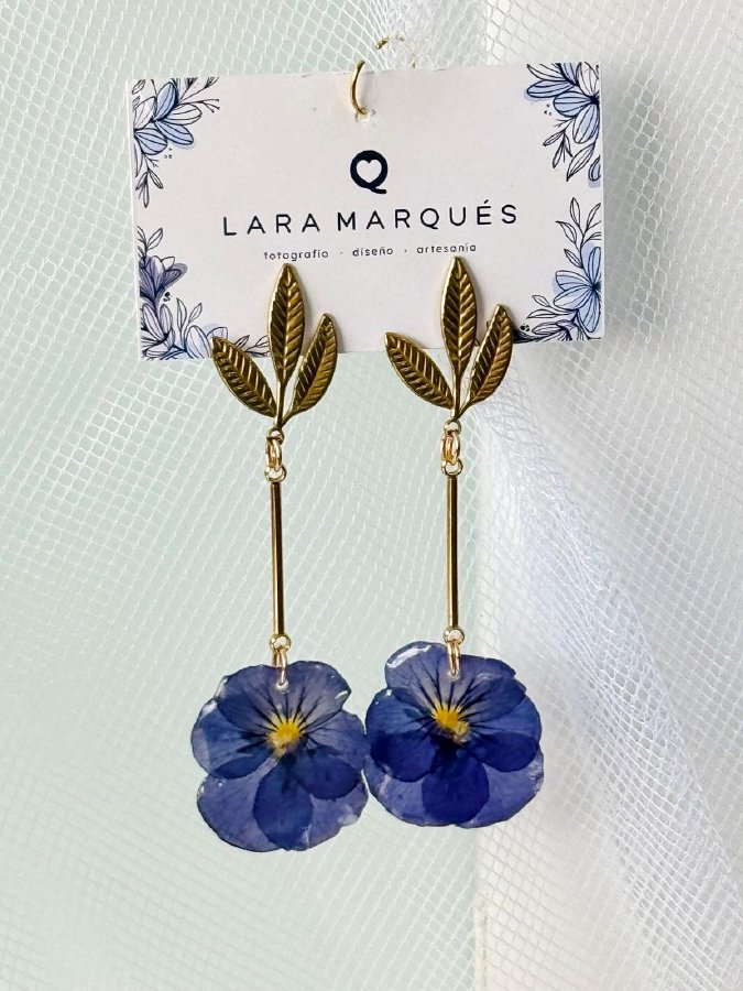 Pendientes con Pensamientos Azules y Fornitura de Hojas