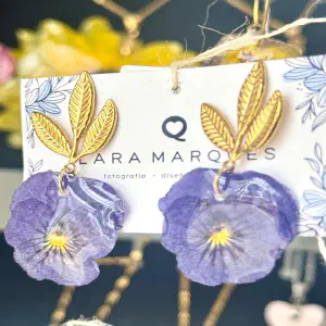 Pendientes con Pensamientos Azules y Fornitura de Hojas