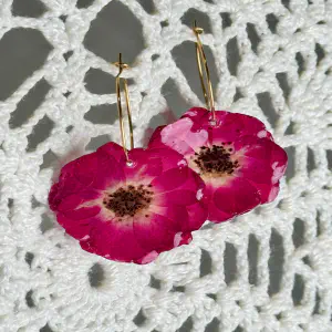 Pendientes Rosa de Pitimini y Aros Finos de Acero Dorado