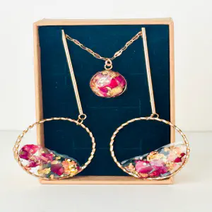 Set Rosa Roja con Pan de Oro — Collar + Pendientes
