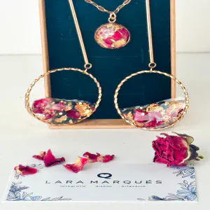 Set Rosa Roja con Pan de Oro — Collar + Pendientes